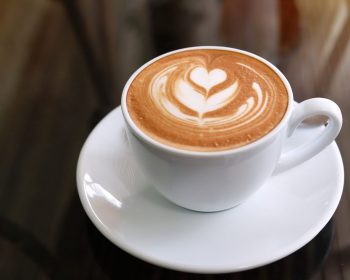 Cà phê Latte truyền thống là sự kết hợp của cà phê espresso cùng sữa