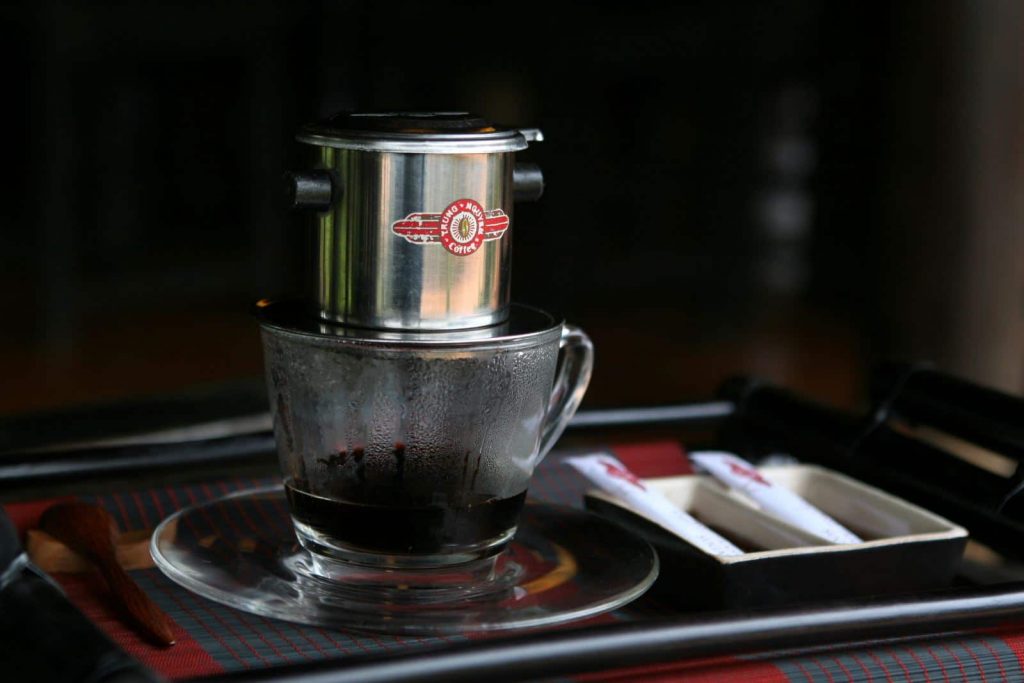 Dùng nước cốt cà phê pha phin nguyên chất để đậm vị hơn