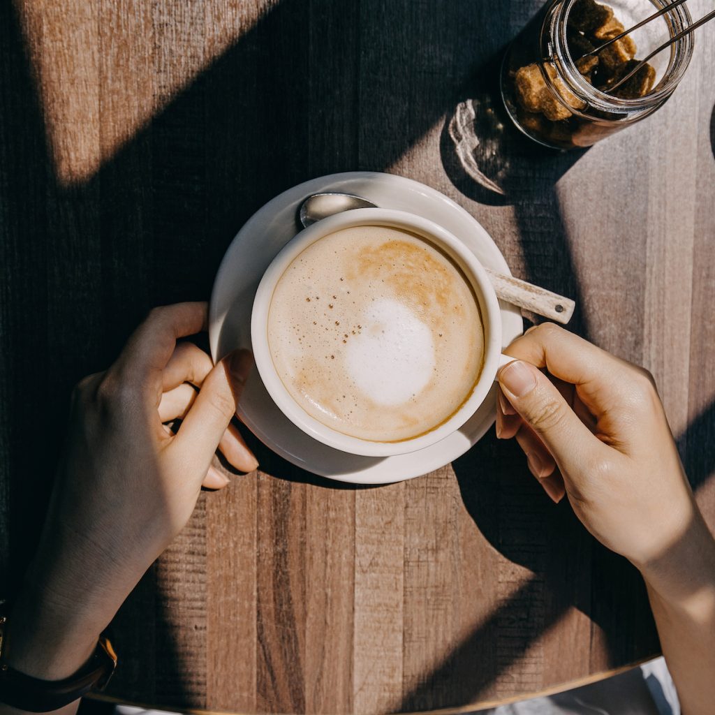 Uống cà phê có bị nổi mụn không hay chỉ là lời đồn thổi?