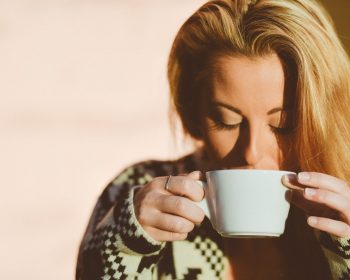 Uống cà phê có bị nổi mụn không hay chỉ là lời đồn thổi?